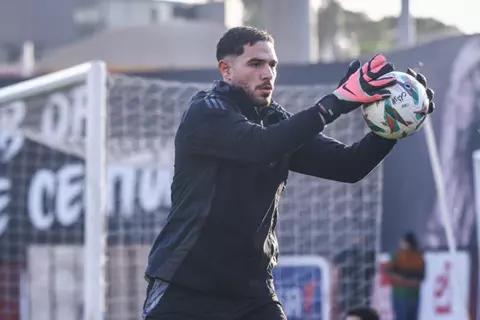 لاعب حر وفسخ العقد بالتراضي.. كيف استند الأهلي على قانونية قيد حمزة علاء؟